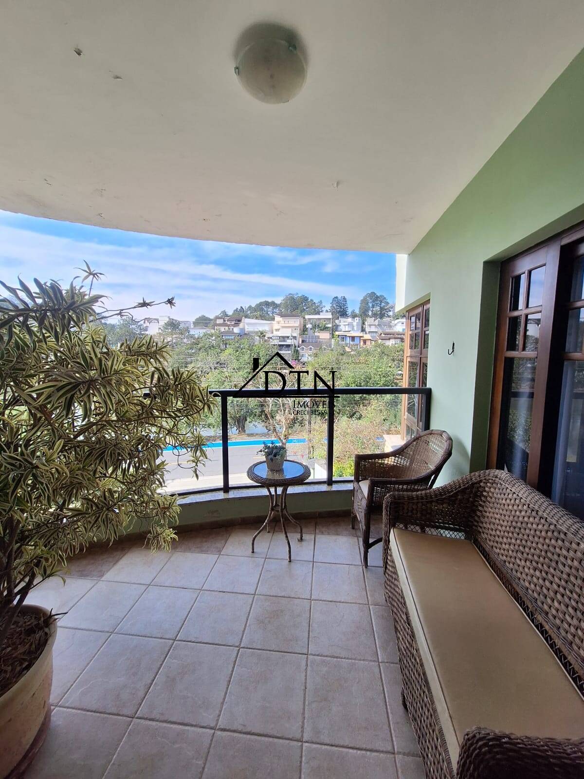Sobrado à venda com 3 quartos, 338m² - Foto 1